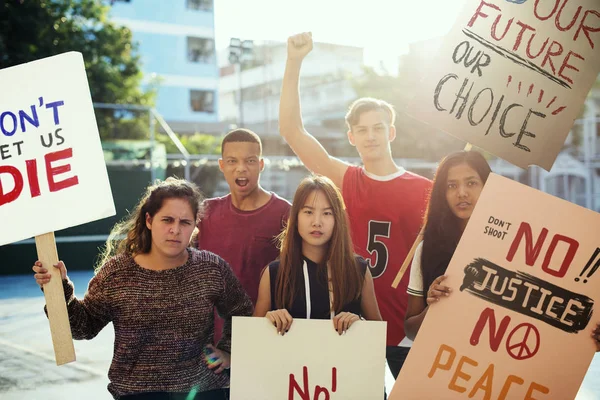 Gruppe Von Jugendlichen Protestiert Mit Plakaten Gegen Den Krieg Gerechtigkeit — Stockfoto