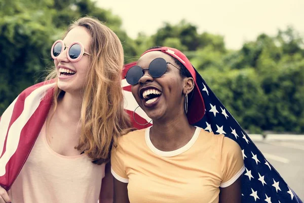 Женщины Американским Флагом — стоковое фото