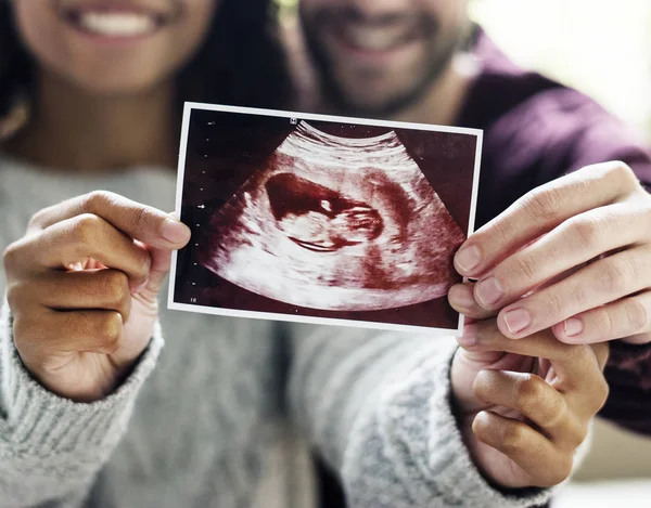 Gelukkig Paar Met Zwangerschap Nieuws — Stockfoto