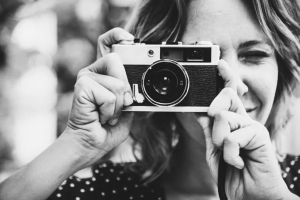 Woman Talking Picture Camera — Stock Photo, Image