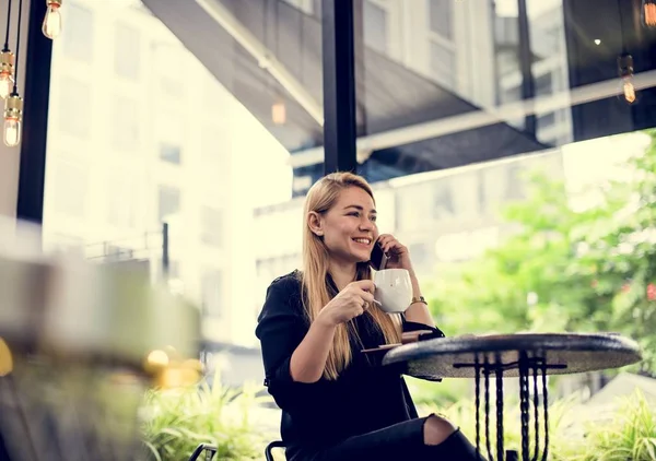 Una Joven Bebiendo Café Haciendo Una Llamada — Foto de Stock