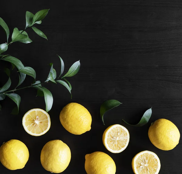 黒の背景に新鮮な黄色のレモン — ストック写真