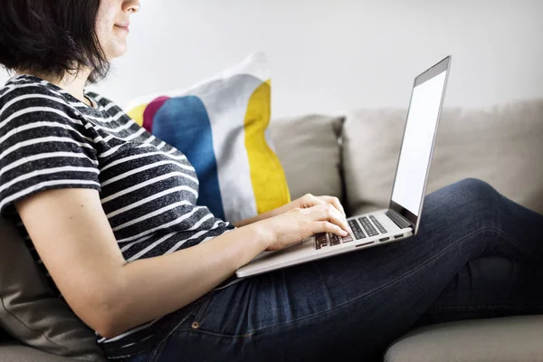 Vrouw Werkt Aan Een Laptop — Stockfoto