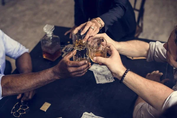 Ομάδα Χέρια Ανθρώπων Που Κατέχουν Αλκοόλη Ποτό Στο Τραπέζι Και — Φωτογραφία Αρχείου