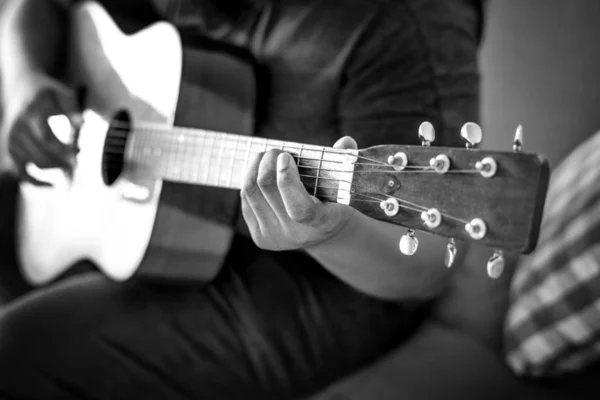 Man Spelen Gitaar Zwart Wit — Stockfoto