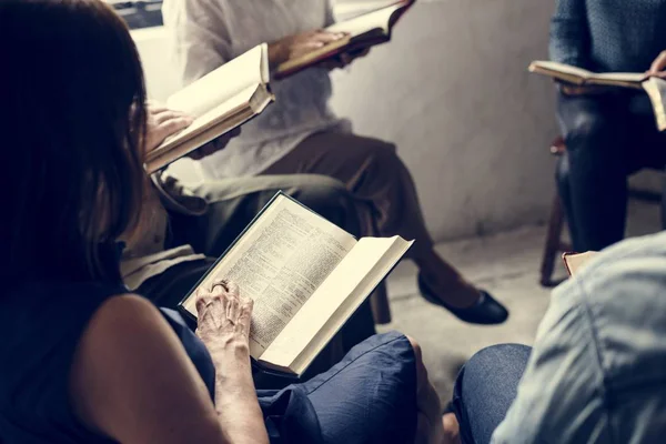 Gruppo Cristianesimo Persone Che Leggono Bibbia Insieme — Foto Stock