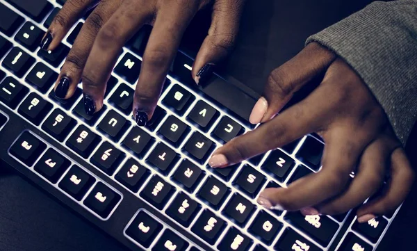 Nahaufnahme Weiblicher Hände Bei Der Arbeit Der Computertastatur — Stockfoto