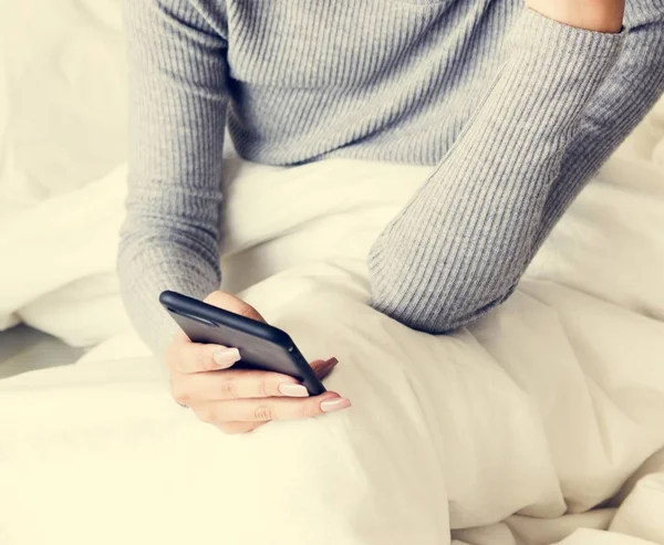 Женщина Лежит Кровати Помощью Мобильного Телефона — стоковое фото