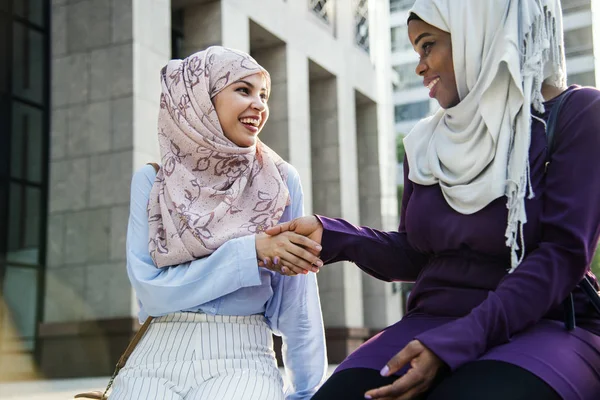 Donne Islamiche Che Indossano Hijab Stringono Mano Con Sorriso — Foto Stock