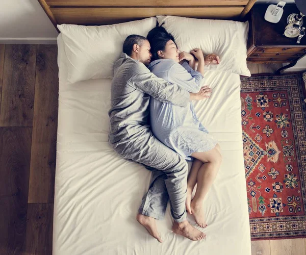Sex Tussen Verschillendre Rassen Paar Slapen Samen Het Bed — Stockfoto