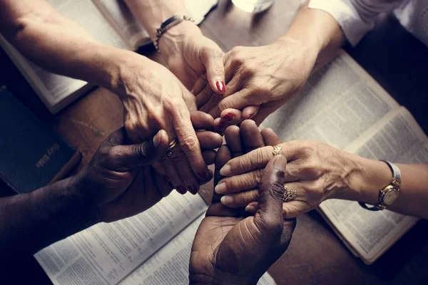 Ομάδα Ανθρώπων Κρατώντας Χέρια Προσεύχεται Λατρεία Πιστεύουν — Φωτογραφία Αρχείου