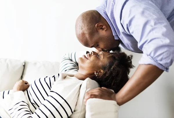 Pareja Feliz Relajándose Casa — Foto de Stock