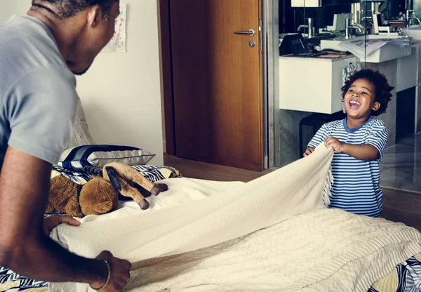 Papá Hijo Cambiando Sábanas Juntos — Foto de Stock