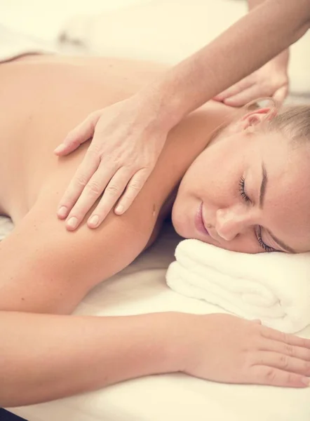 Kvinna Får Massage Spasalong — Stockfoto