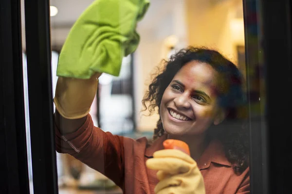 Jovem Mulher Limpando Uma Janela — Fotografia de Stock