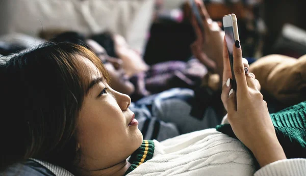 Девочки Подростки Используют Смартфоны Постельном Интернете Пижамной Вечеринке — стоковое фото