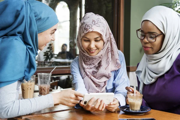 Група Ісламських Жінок Які Дивляться Смартфон — стокове фото