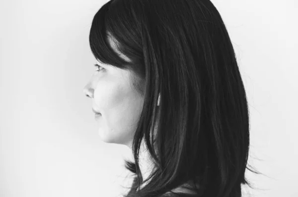 Asian Kobieta Stwarzających Studio Portret Profil Czarno Białe — Zdjęcie stockowe