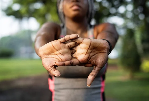 Afrikalı Kadın Parkta Germe — Stok fotoğraf