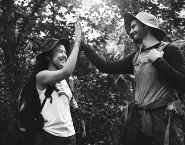 Amis Randonnée Dans Une Forêt — Photo