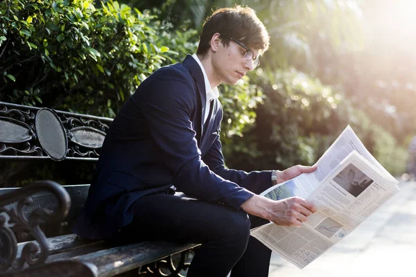 Επιχειρηματίας Διαβάζοντας Εφημερίδα Πρωί — Φωτογραφία Αρχείου