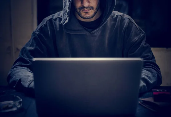 Haker Człowiek Pracuje Laptopie Cyberprzestępczości — Zdjęcie stockowe