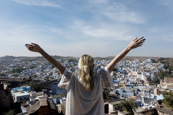 Western Woman Exploring Blue City Jodhpur India — Stock Photo, Image