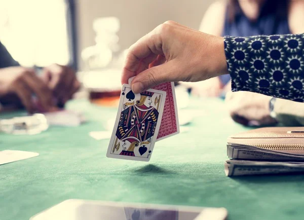 Tarjetas Control Mano Mesa Del Casino Con Fichas — Foto de Stock