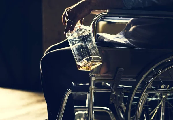 Hombre Alcohólico Sentado Silla Ruedas Sosteniendo Botella Vidrio Con Whisky — Foto de Stock