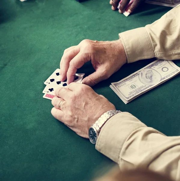 Manos Sosteniendo Cartas Mientras Juegas Poker — Foto de Stock