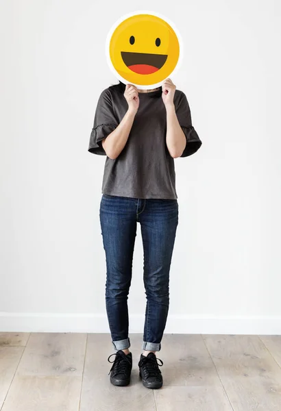 Mujer Sosteniendo Icono Sonrisa Amarilla Cubriendo Cara — Foto de Stock