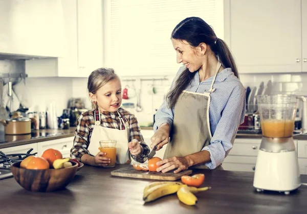 Hija Ayudando Mamá Preparación Alimentos —  Fotos de Stock