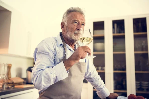 ワインを飲む男性 — ストック写真