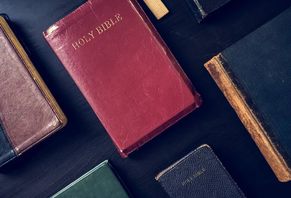 Ποικίλες Βίβλος Βιβλία Στο Τραπέζι — Φωτογραφία Αρχείου