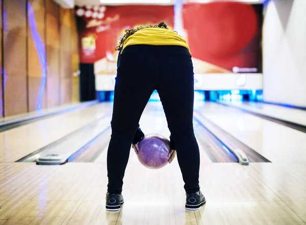 Ragazza Bowling Con Due Mani — Foto Stock