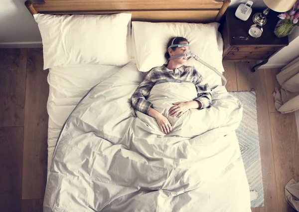 Mujer Durmiendo Con Una Máscara Ronquidos — Foto de Stock