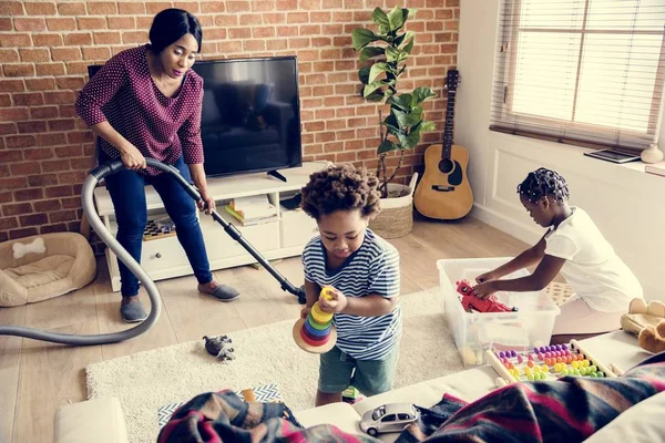 Μαύρο Οικογένεια Τον Καθαρισμό Του Σπιτιού Μαζί — Φωτογραφία Αρχείου
