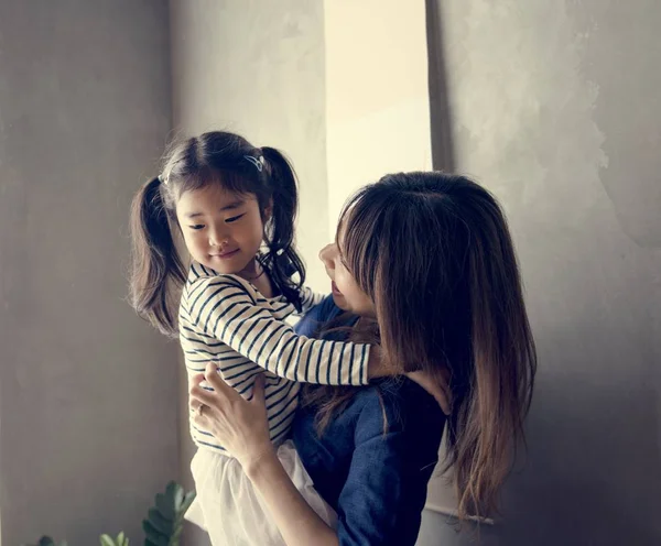 Japanisch Mutter Und Tochter Umarmen — Stockfoto