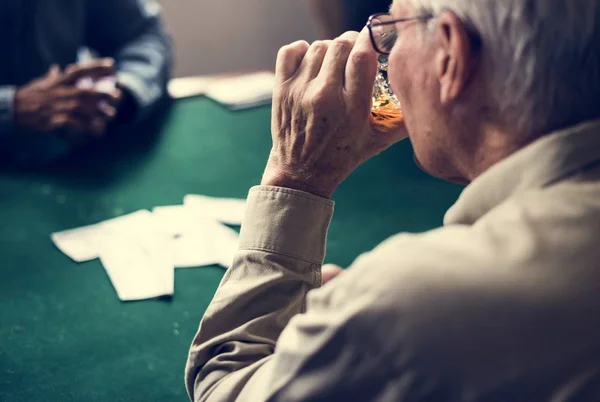 Een Senior Man Drinken Van Alcohol Een Cirkel Kaarten — Stockfoto