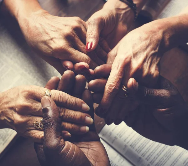 Grupo Pessoas Mãos Dadas Orando Adoração Acreditar — Fotografia de Stock