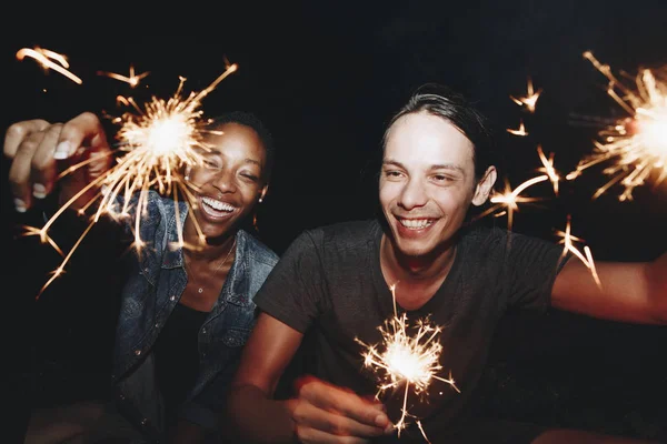 Freunde Feiern Mit Wunderkerzen Der Nacht — Stockfoto