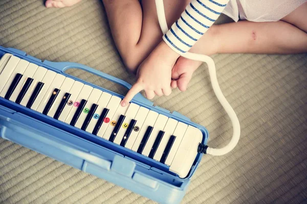 Chica Jugando Piano Música Juguete Equipo — Foto de Stock