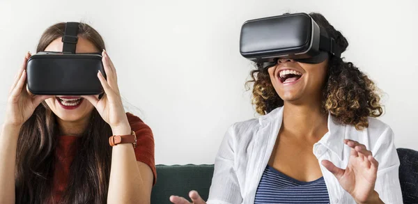 Mujeres Experimentando Las Gafas Realidad Virtual — Foto de Stock