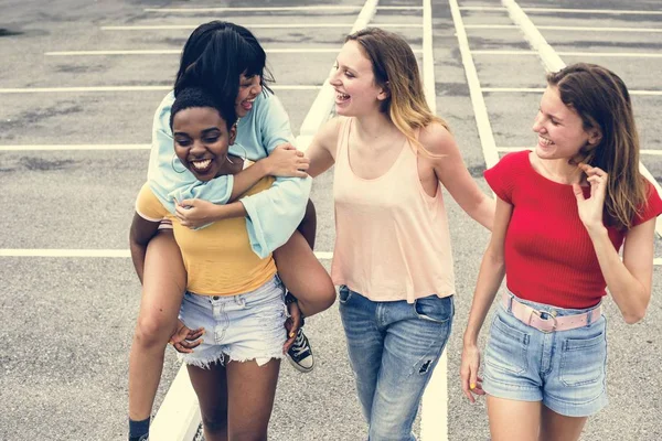 Gruppo Donne Diverse Che Camminano Insieme — Foto Stock