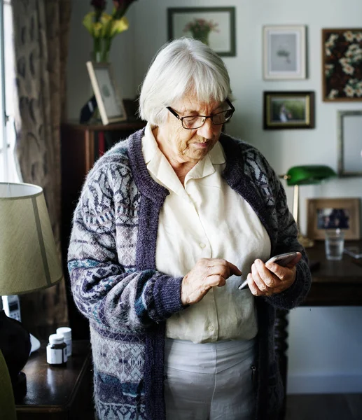 Старшая Женщина Помощью Смартфона — стоковое фото