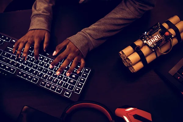 Mãos Teclado Hacker Hacker Computador Bomba Relógio Mesa — Fotografia de Stock