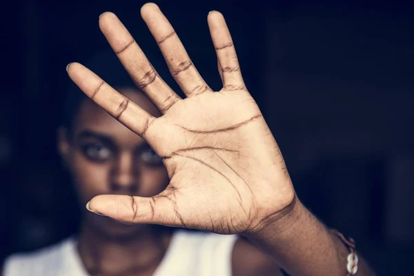 展示手掌的非洲妇女 — 图库照片