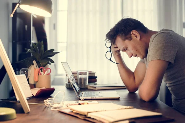 Homem Estressado Enquanto Trabalhava Laptop — Fotografia de Stock