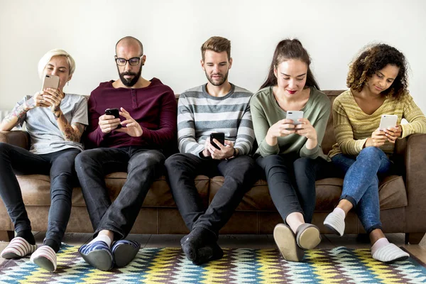 Grupo Pessoas Usando Telefone Celular Sofá — Fotografia de Stock