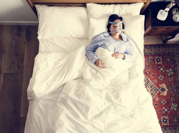 Vrouw Slapen Met Een Masker Van Snurk — Stockfoto